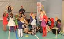 Konsertissa lapset saavat osallistua esitykseen niin laulaen kuin soittaen.